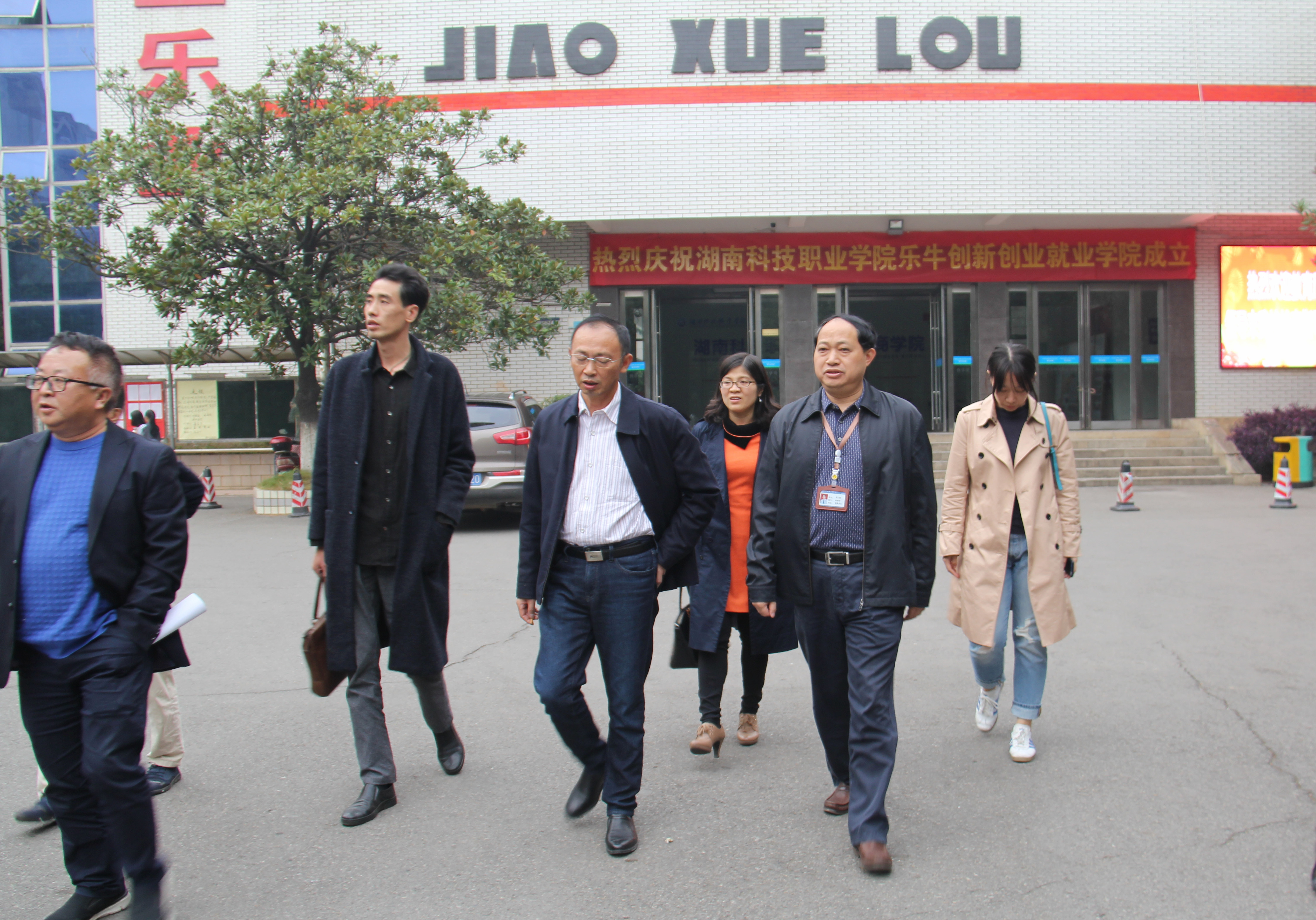 随后,黄扬清一行在李三福陪同下,深入走访了我校服装创业实训