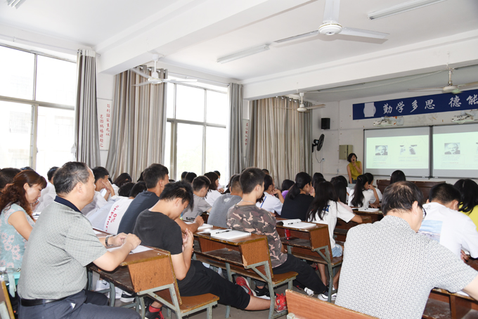 学校领导督查指导新学期开学工作
