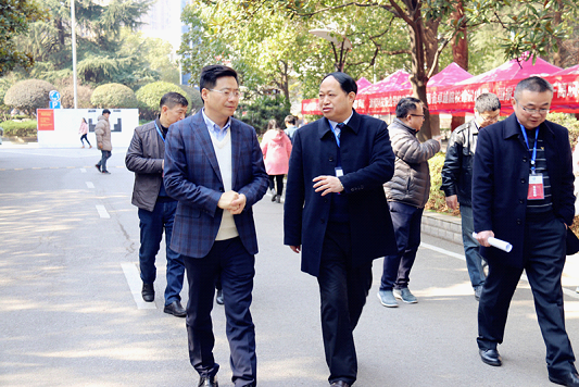 省教育考试院纪委书记曹文才一行来我校考点巡(图1)