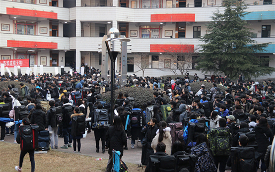 我校考点今日迎来首次高峰 考生人数近7000人(图5)