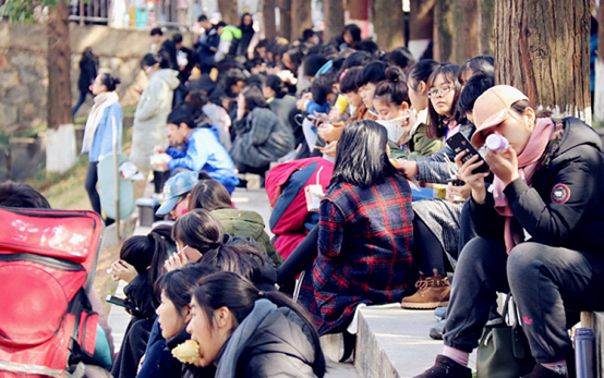 我校考点今日迎来首次高峰 考生人数近7000人(图6)