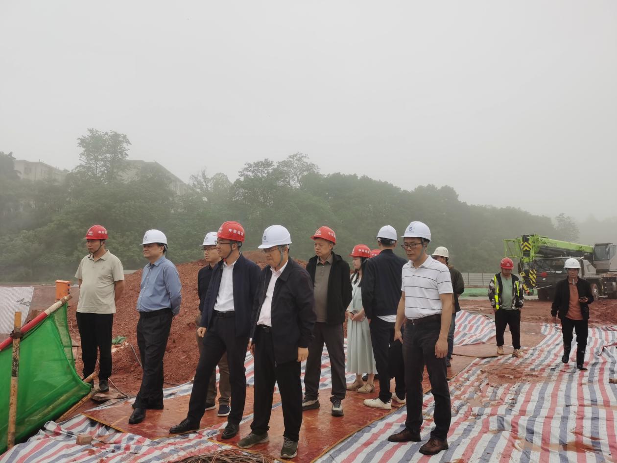 学校领导现场督察4#宿舍楼建设 强调确保项目按时优质交付   